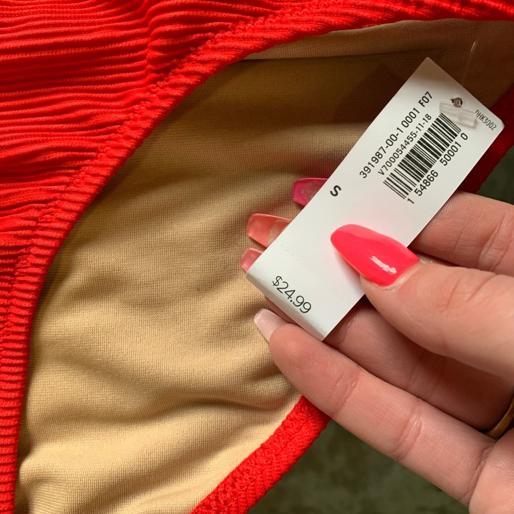 red bikini - Picture 2 of 4